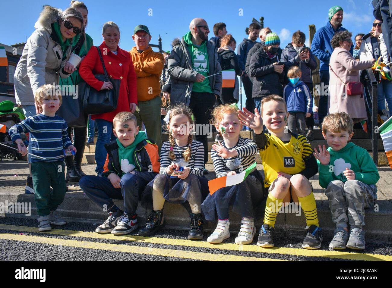 Bantry, West Cork, Irlande. 17th mars 2022. Après une longue pause en raison de la pandémie, les célébrations de la Saint Patrick sont de retour en plein essor. Une grande foule de personnes se sont rassemblées aujourd'hui sur la place pour regarder la parade et profiter de la journée ensoleillée. Crédit: Karlis Dzjamko/Alay Live News Banque D'Images