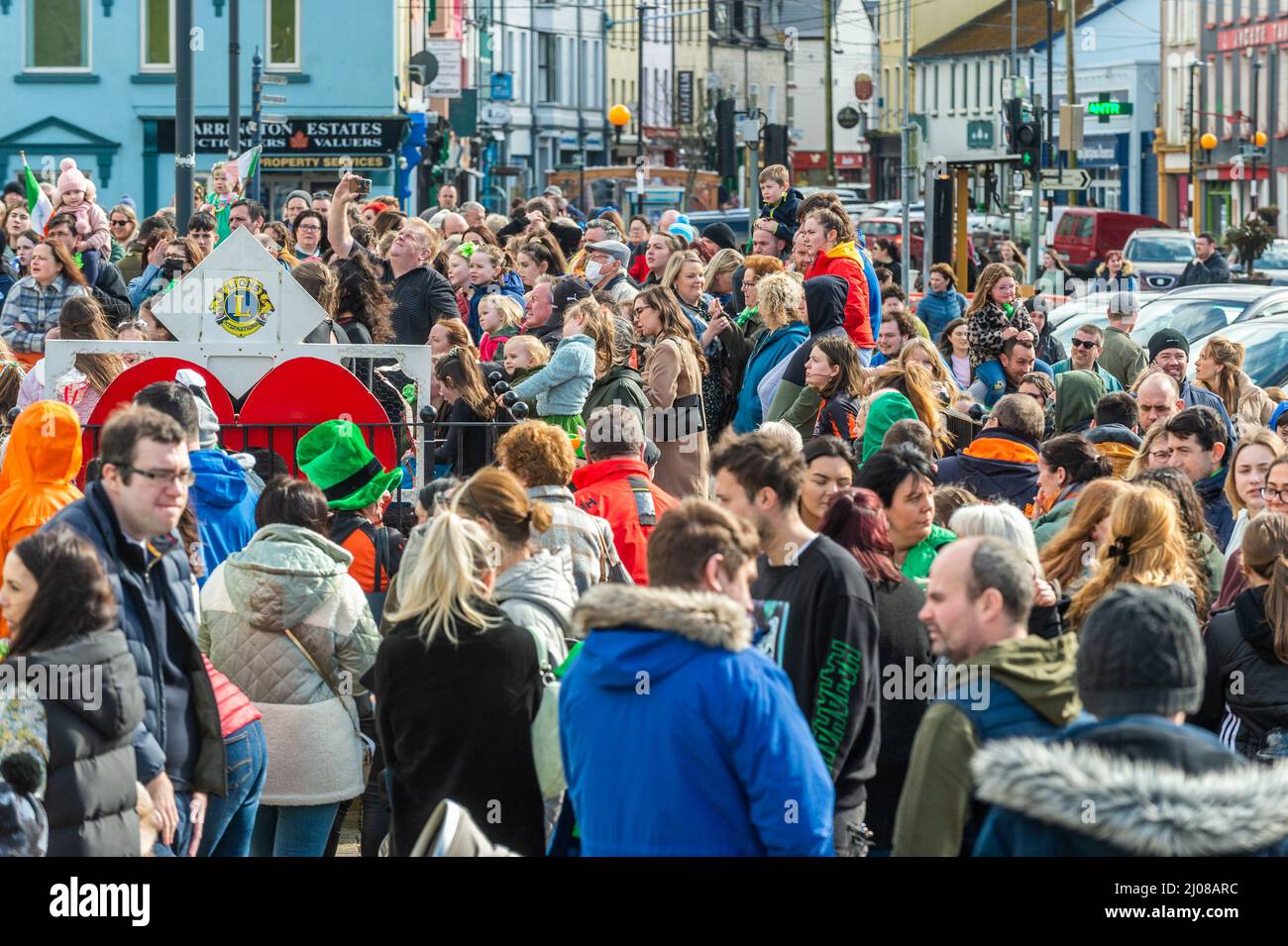 Bantry, West Cork, Irlande. 17th mars 2022. La ville de Bantry a tenu aujourd'hui sa première parade de la Saint-Patrick en deux ans et des centaines de personnes se sont tournées pour assister aux festivités. Crédit : AG News/Alay Live News Banque D'Images