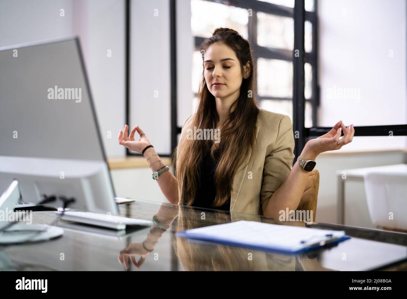 Méditation de yoga au bureau. Femme d'affaires méditant Banque D'Images