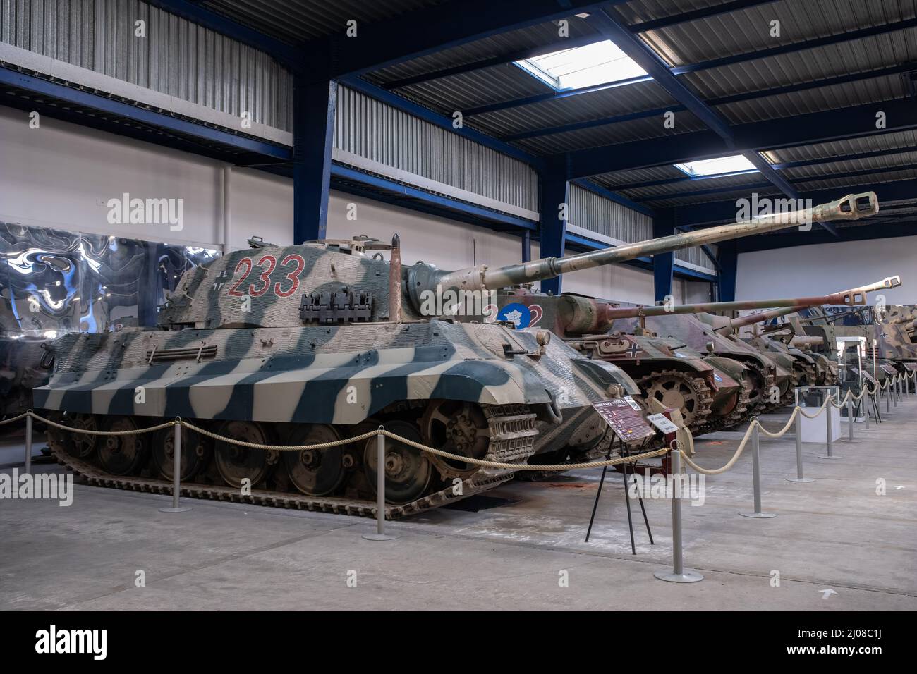 Saumur, France - 26 février 2022 : Tigre allemand II ou Tigre roi (Panzer VI Ausf. B). Musée du char à Saumur (Musée des Blindes). Deuxième guerre mondiale ex Banque D'Images