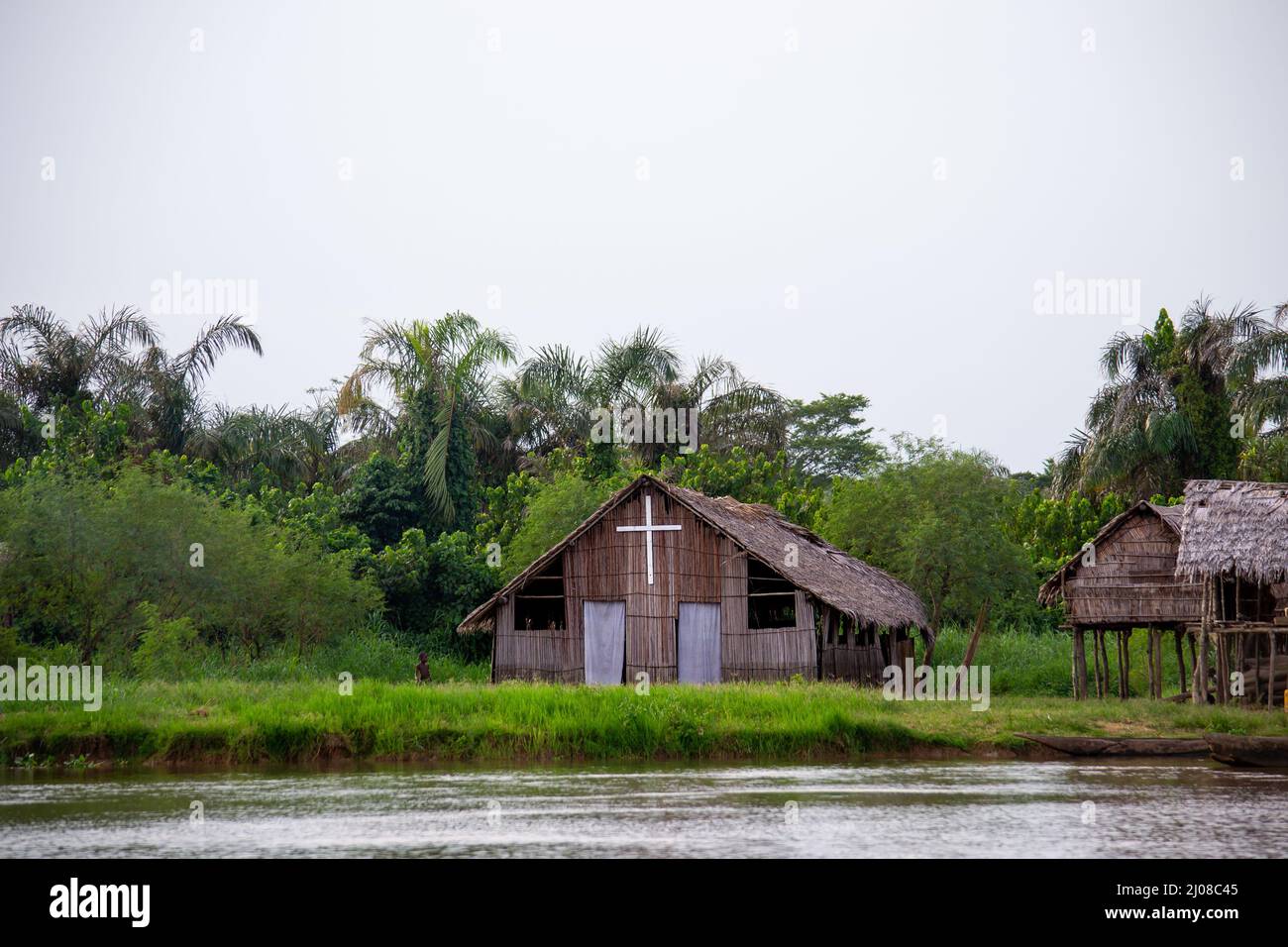 Église de Riverside au milieu de la forêt tropicale congolaise, République démocratique du Congo Banque D'Images