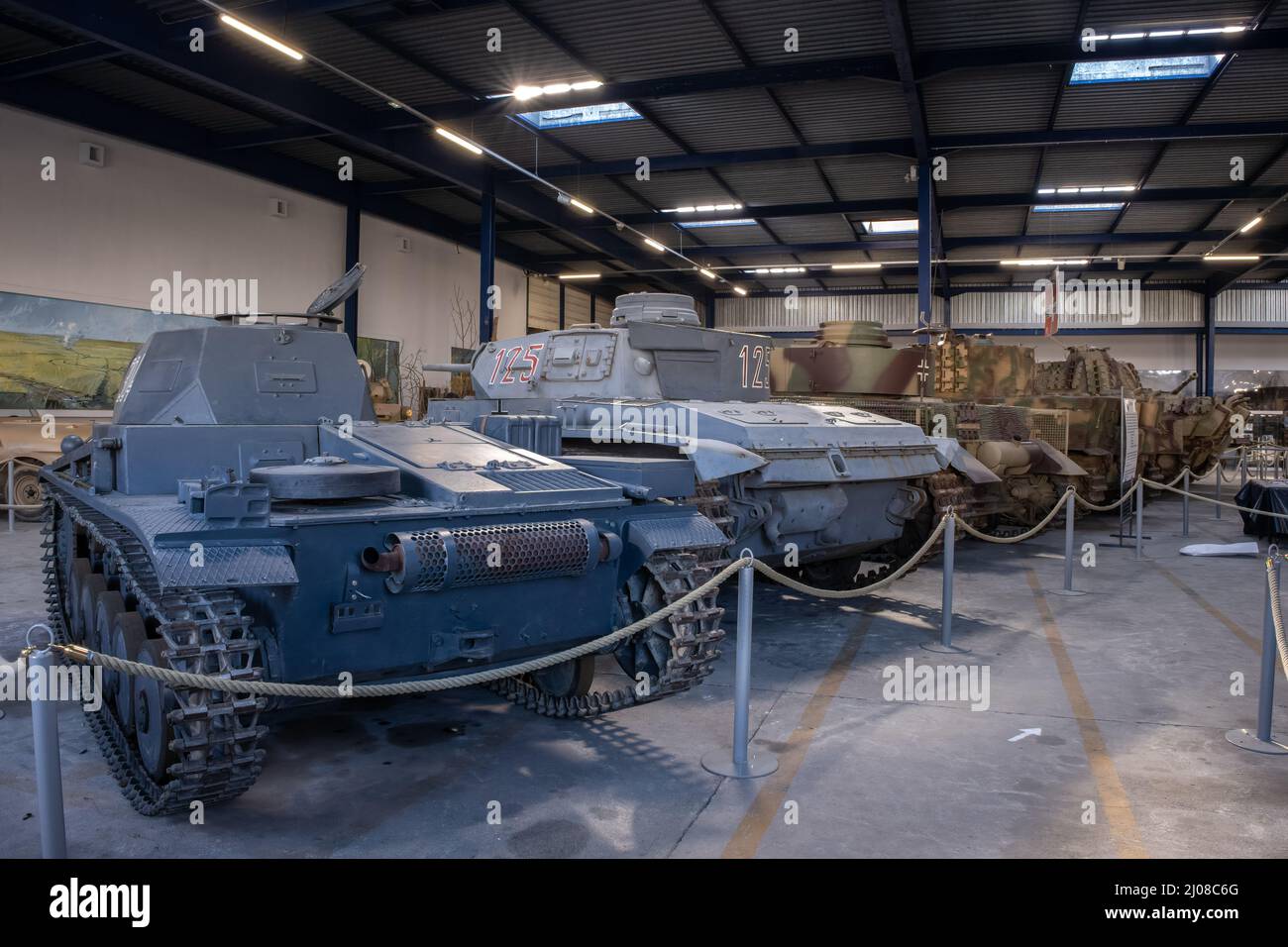 Saumur, France - 26 février 2022 : véhicules blindés et armes allemands au musée du char de Saumur (Musée des Blindes). Exposition de la deuxième guerre mondiale Banque D'Images