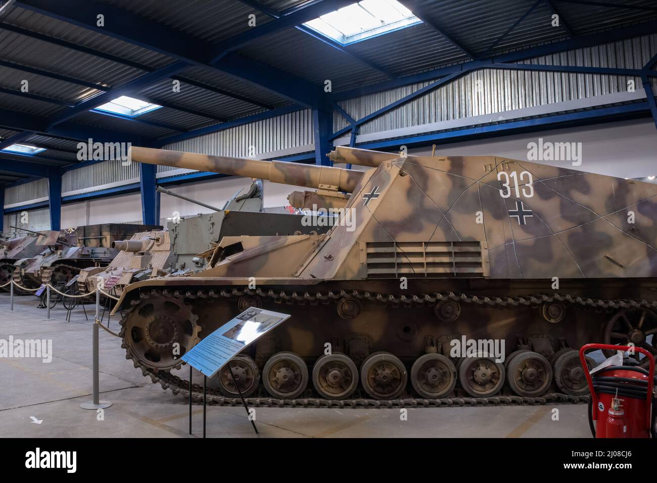 Saumur, France - 26 février 2022 : véhicules blindés et armes allemands au musée du char de Saumur (Musée des Blindes). Exposition de la deuxième guerre mondiale Banque D'Images