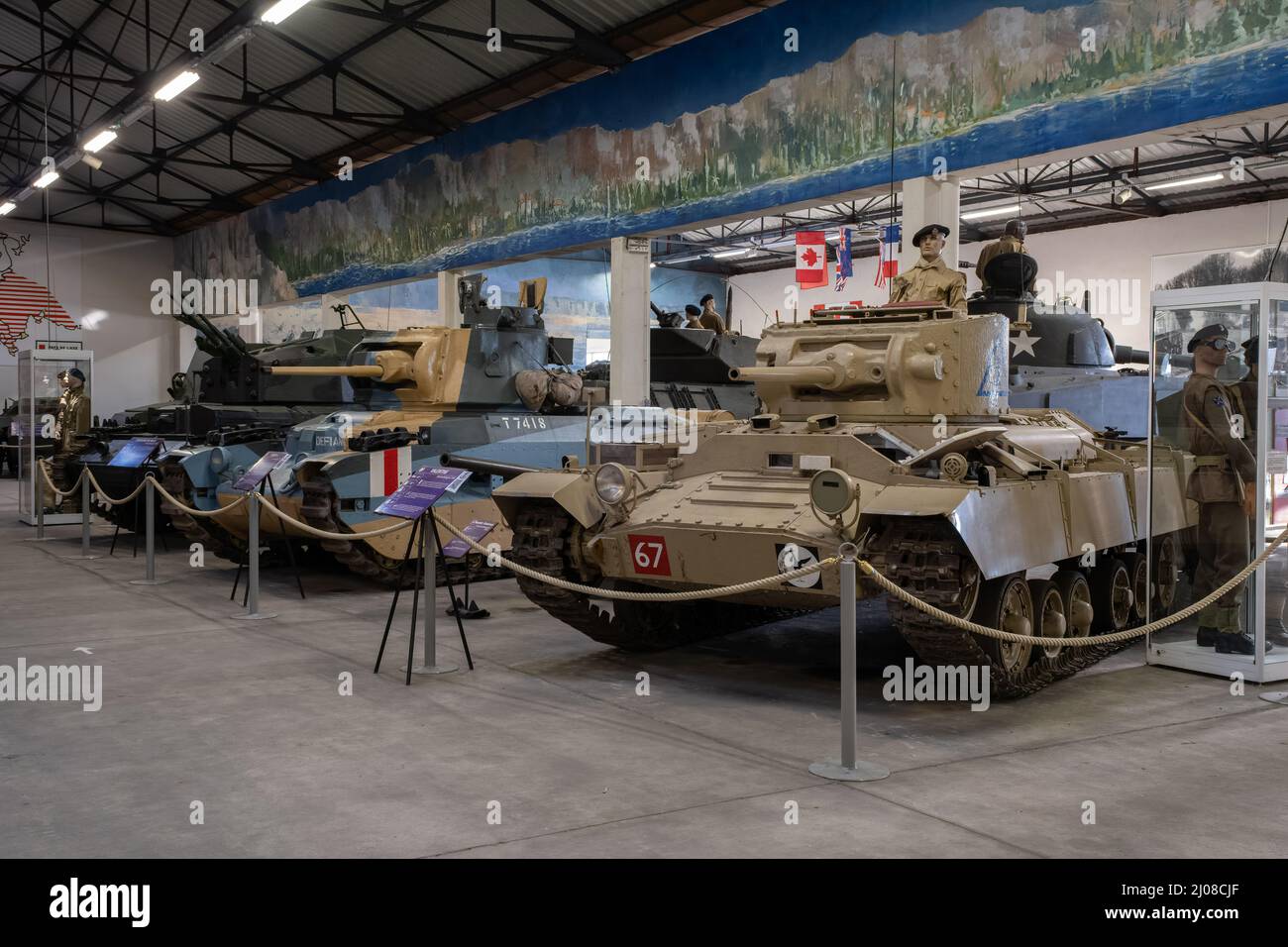 Saumur, France - 26 février 2022 : véhicules blindés alliés et armes au musée du char de Saumur (Musée des Blindes). Exposition de la deuxième guerre mondiale Banque D'Images