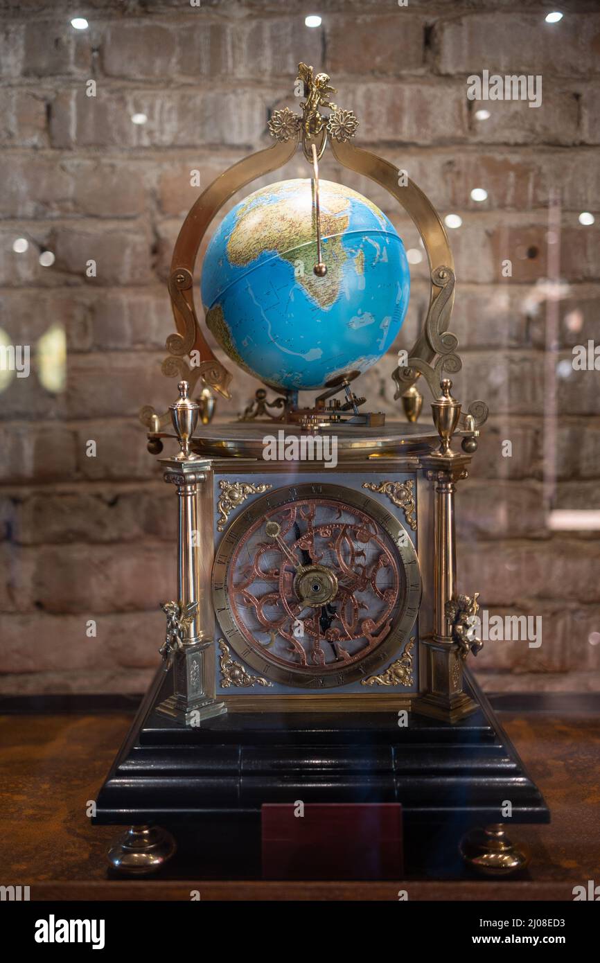 Horloge astronomique à quatre chiffres avec globe terrestre Photo Stock -  Alamy