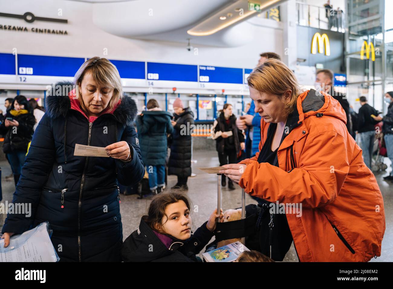 Varsovie, Pologne. 17th mars 2022. Deux femmes ukrainiennes regardent leurs billets de train à la gare centrale de Varsovie, Varsovie, Pologne, le 17 mars 2022. Crédit: REN Ke/Xinhua/Alamy Live News Banque D'Images