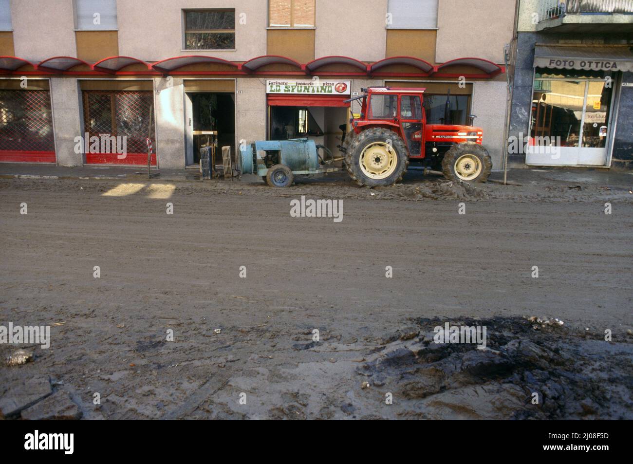 Piémont, novembre 1994, l'inondation de la rivière Tanaro dans la ville de Santo Stefano Belbo Banque D'Images