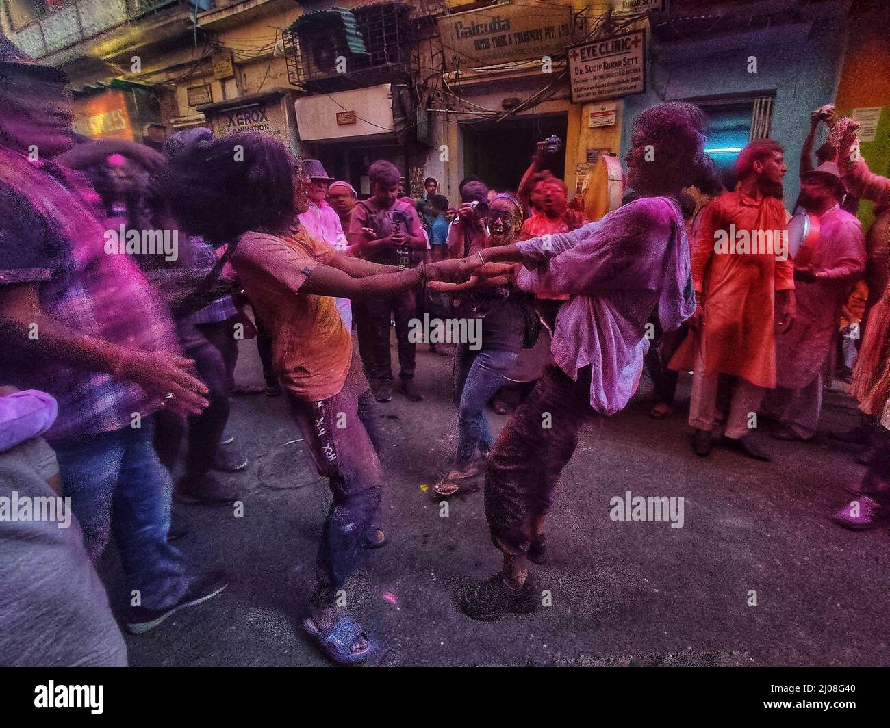 Kolkata, Inde. 16th mars 2022. Les passionnés célèbrent le festival des couleurs. Holi est un ancien festival hindou populaire, également connu sous le nom de Festival de l'Amour, Festival des couleurs et Festival du printemps. Le festival célèbre l'amour éternel et divin de Radha Krishna. Il signifie également le triomphe du bien sur le mal, car il célèbre la victoire de Seigneur Vishnu comme Narasimha Narayana sur Hiranyakashipu. (Photo de Soumadip Das/Pacific Press/Sipa USA) crédit: SIPA USA/Alay Live News Banque D'Images