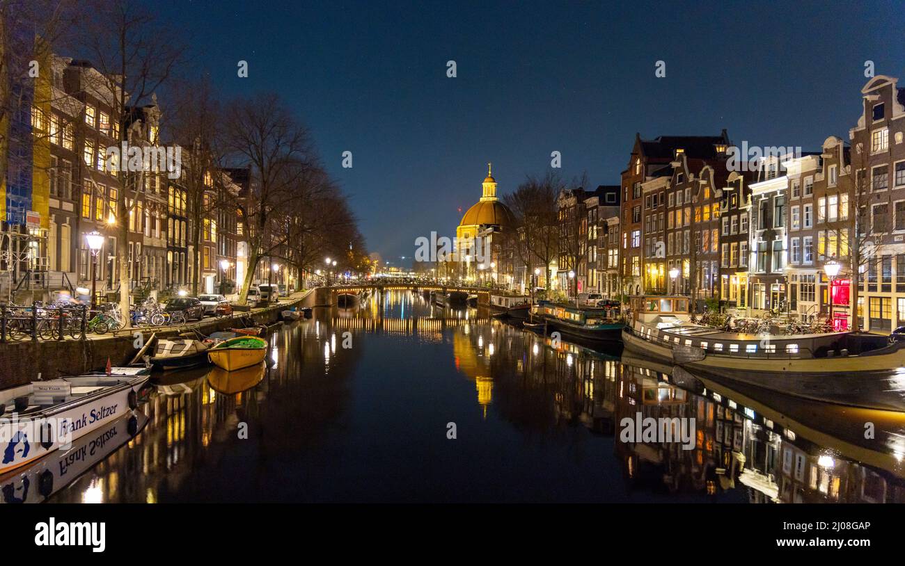 Pont sur le canal d'Amsterdam la nuit Banque D'Images