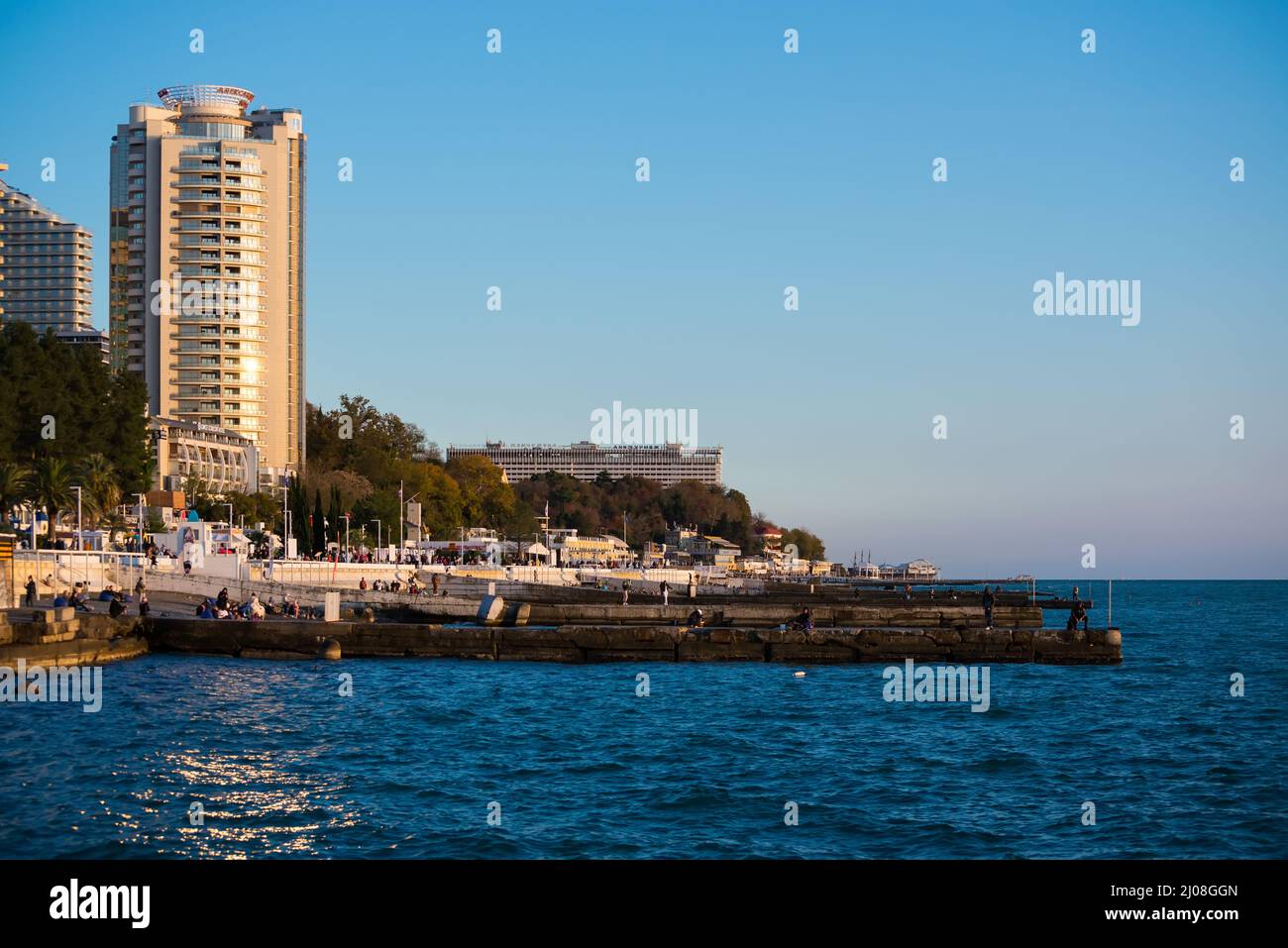 Sotchi, Russie - 22 novembre 2021 : remblai de la célèbre ville russe Sotchi sur la mer Noire. Resort avec de beaux hôtels, restaurants, boutiques, cafés Banque D'Images