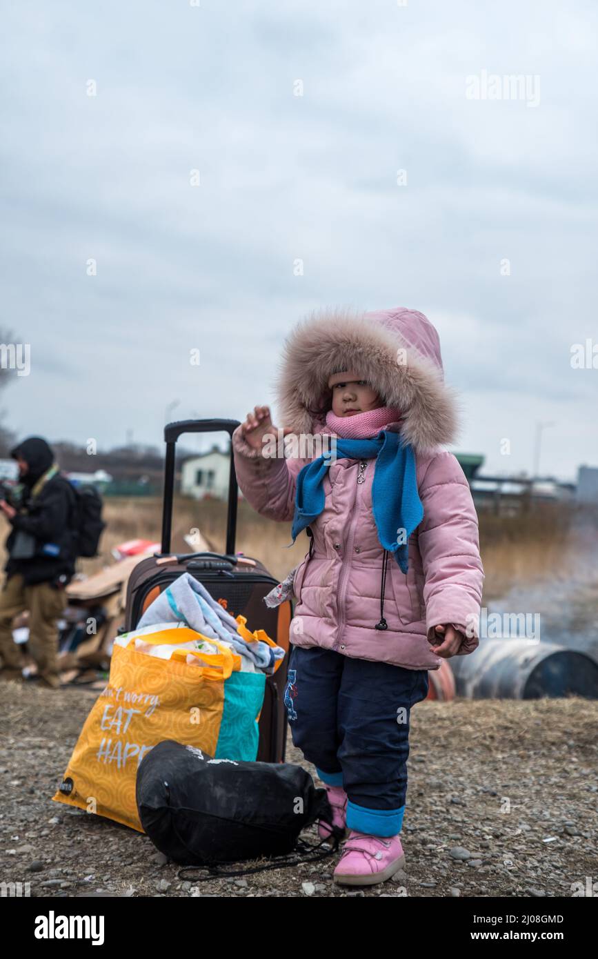 Photo verticale d'une fille ukrainienne debout avec des bagages dans un camp de Medyka, en Pologne Banque D'Images