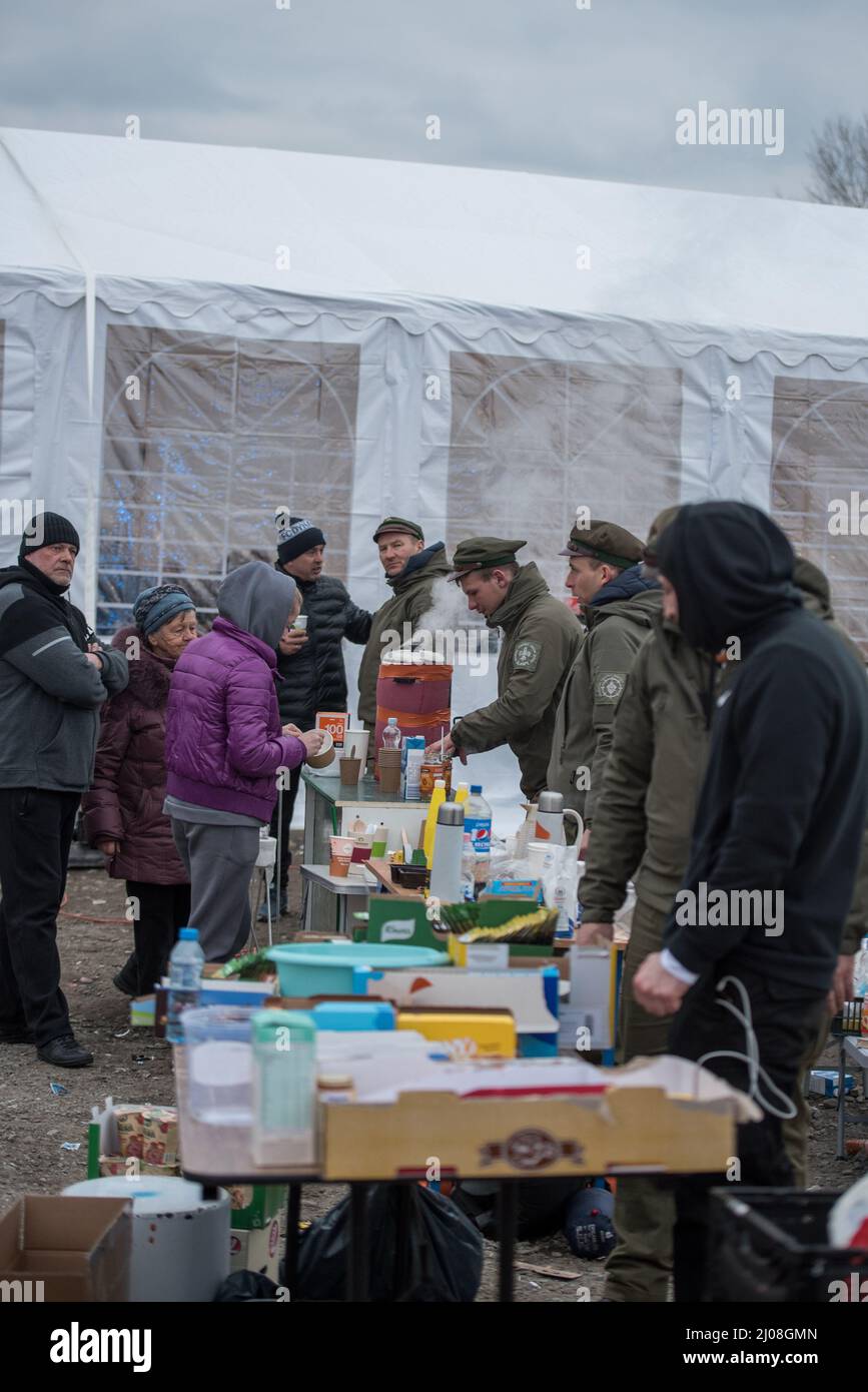 Coup de feu vertical de réfugiés ukrainiens à la frontière de l'Ukraine et de la Pologne Banque D'Images