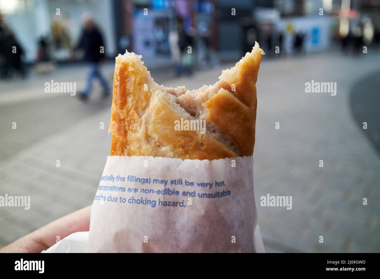 en-cas sortis du rouleau de saucisses de greggs sur le move liverpool, angleterre, royaume-uni Banque D'Images