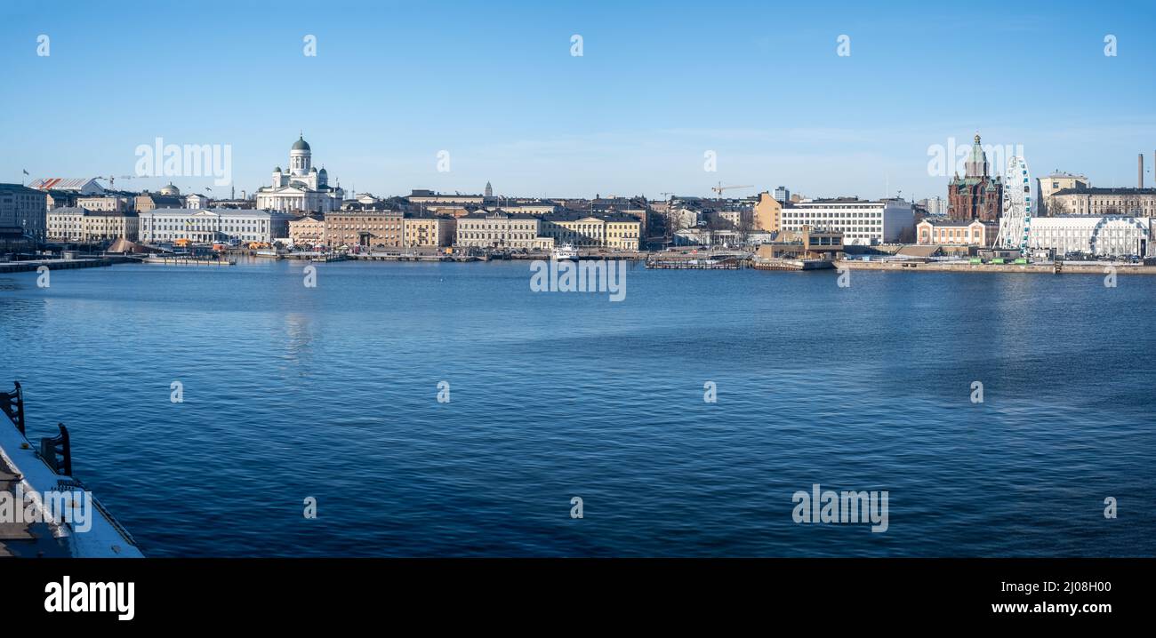 Helsinki / Finlande - 14 MARS 2022 : vue panoramique sur le centre-ville d'Helsinki avec la cathédrale luthérienne, le palais présidentiel et la place du marché Banque D'Images