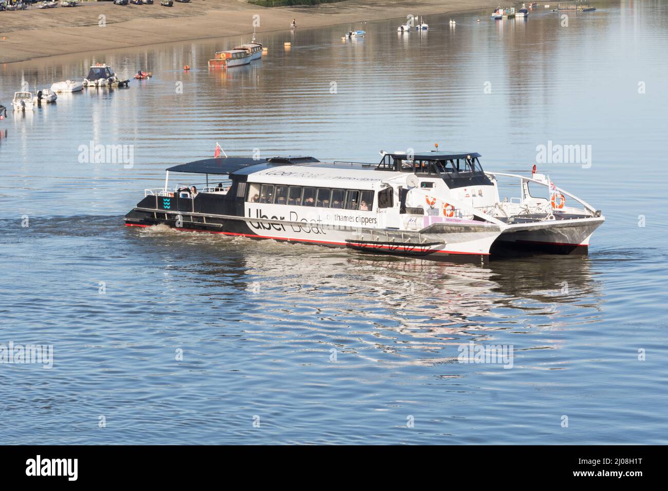 Un clipper de bateau Uber Thames au départ de Putney Pier, Putney, sud-ouest de Londres, Angleterre, Royaume-Uni Banque D'Images