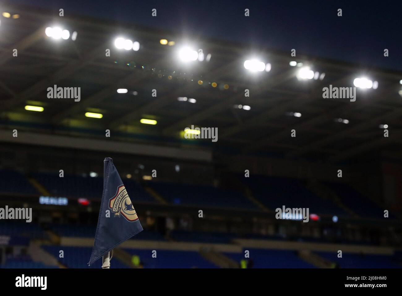 Cardiff, Royaume-Uni. 16th mars 2022. Drapeau de Cardiff City FC Corner. Match de championnat EFL Skybet, Cardiff City et Stoke City au Cardiff City Stadium de Cardiff, pays de Galles, le mercredi 16th mars 2022. Cette image ne peut être utilisée qu'à des fins éditoriales. Utilisation éditoriale uniquement, licence requise pour une utilisation commerciale. Aucune utilisation dans les Paris, les jeux ou les publications d'un seul club/ligue/joueur. photo par Andrew Orchard/Andrew Orchard sports Photography/Alamy Live News crédit: Andrew Orchard sports Photography/Alamy Live News Banque D'Images