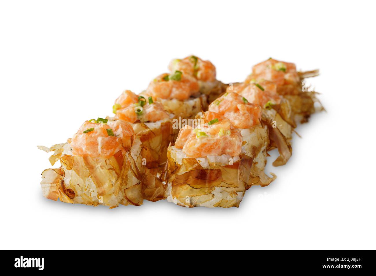 Roulé à sushis avec saumon, copeaux de thon, oignons verts. Isolé sur fond blanc Banque D'Images