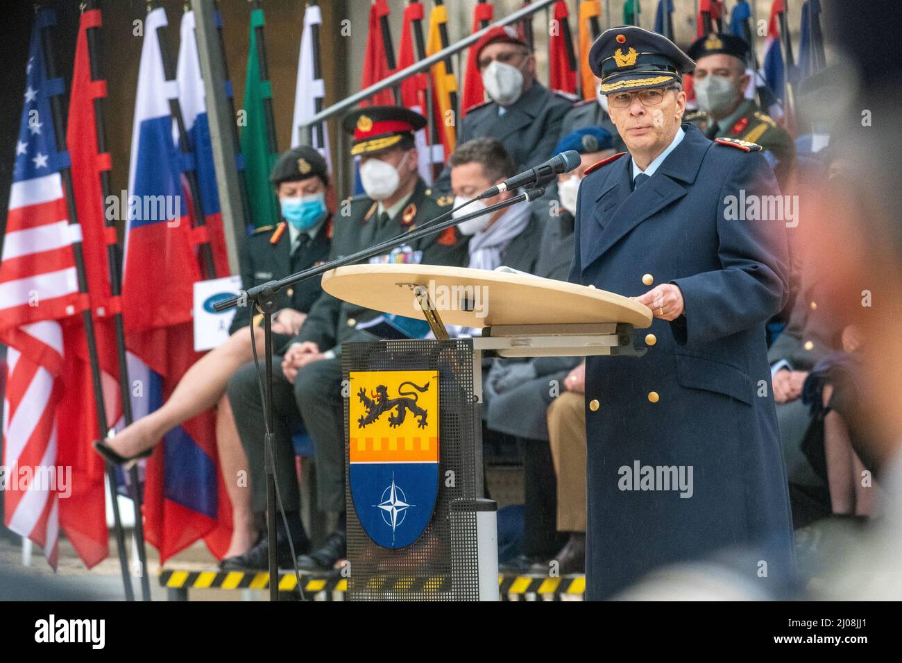 Ulm, Allemagne. 17th mars 2022. Le général Jürgen Knappe s'adresse à des invités d'honneur militaires lors de sa cérémonie d'adieu à Wilhelmsburgkaserne. Le général Knappe d'Ulm a abandonné le commandement de deux quartiers généraux militaires internationaux à Wilhelmsburgkaserne. La Knappe, âgée de 65 ans, prend sa retraite et ses fonctions seront assumées par le général Sollfrank. Credit: Stefan Puchner/dpa/Alay Live News Banque D'Images