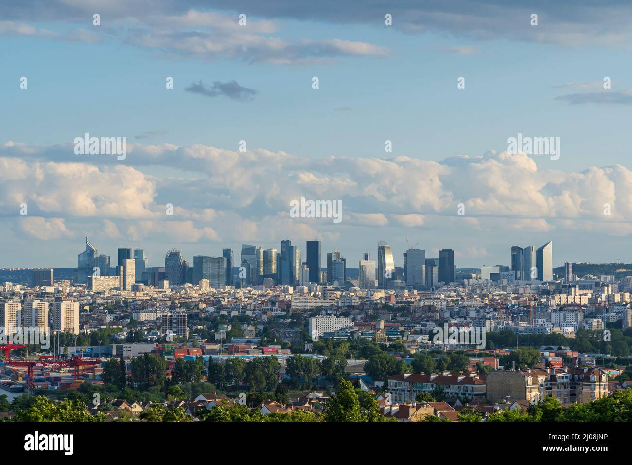 Quartier de la Défense sous ciel nuageux et ensoleillé avec vue aérienne à Paris Banque D'Images