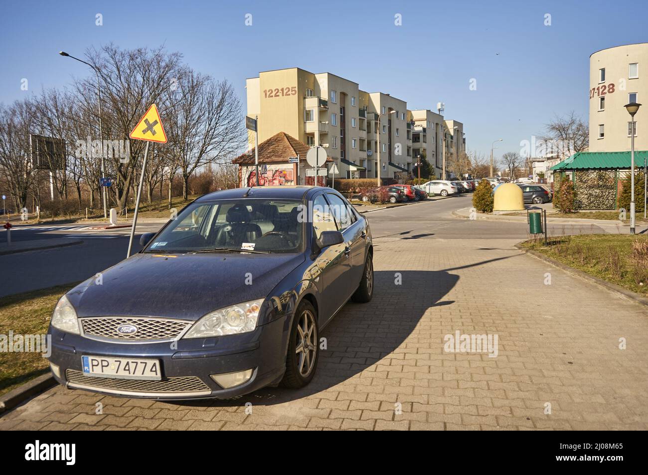 Parking Ford Mondeo dans une rue avec immeubles à appartements dans le quartier de Stare Zegrze Banque D'Images