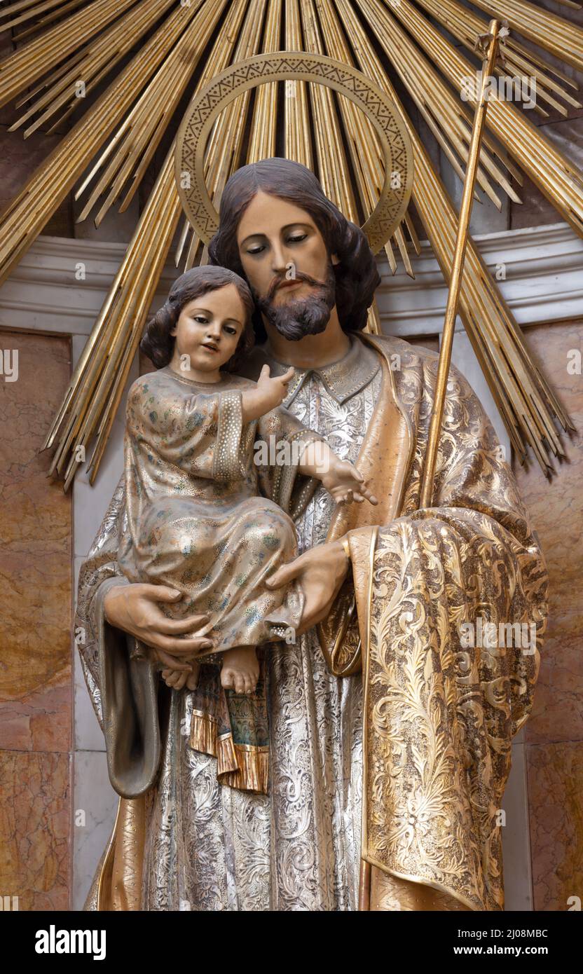 VALENCE, ESPAGNE - 14 FÉVRIER 2022 : statue en polychrome sculpté de Saint-Joseph dans la cathédrale - Basilique de l'Assomption de notre-Dame Banque D'Images