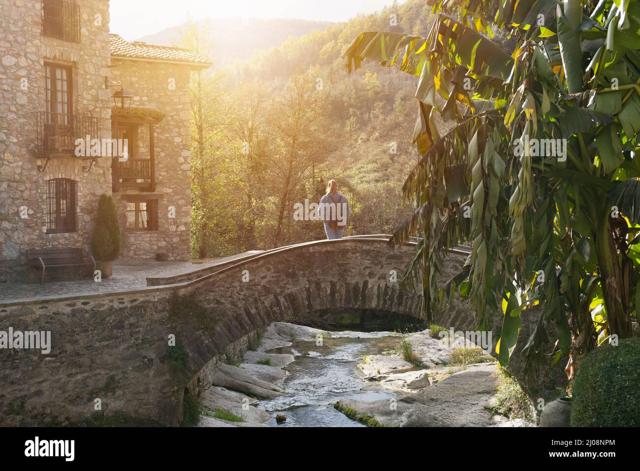 Vue arrière de la femme avec sac à dos visite du village médiéval de beget.Travel en Europe concept dans le village pittoresque traditionnel Banque D'Images