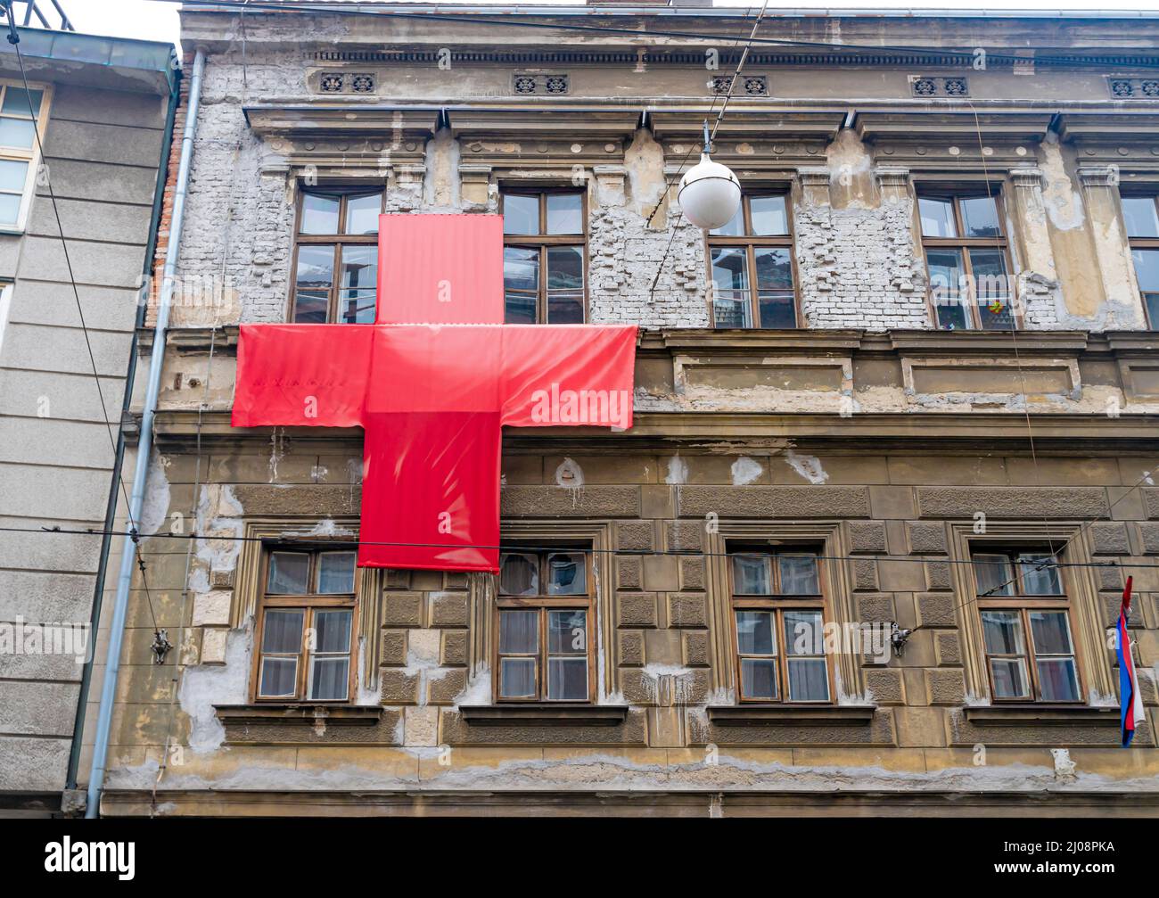 Énorme croix rouge accrochée sur le bâtiment, Zagreb ilica 83, Croatie Banque D'Images