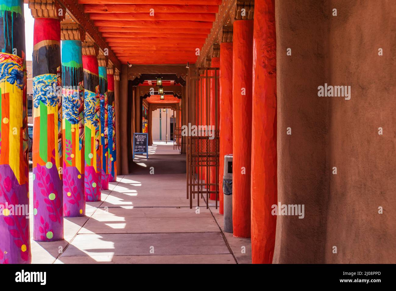 Colonnes peintes en couleurs sur la plaza à Santa Fe, Nouveau-Mexique Banque D'Images