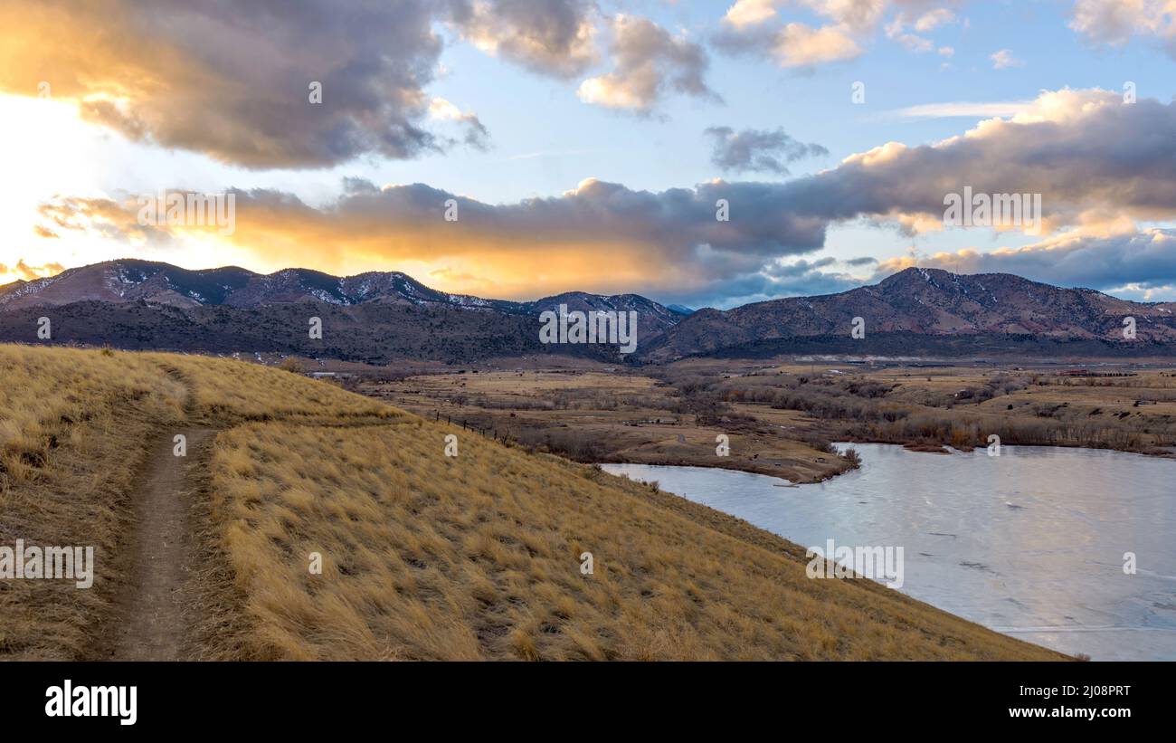 Sunset Mountain Park - Vue panoramique sur le coucher du soleil en hiver au parc du lac Bear Creek. Denver-Lakewood, Colorado, États-Unis. Banque D'Images