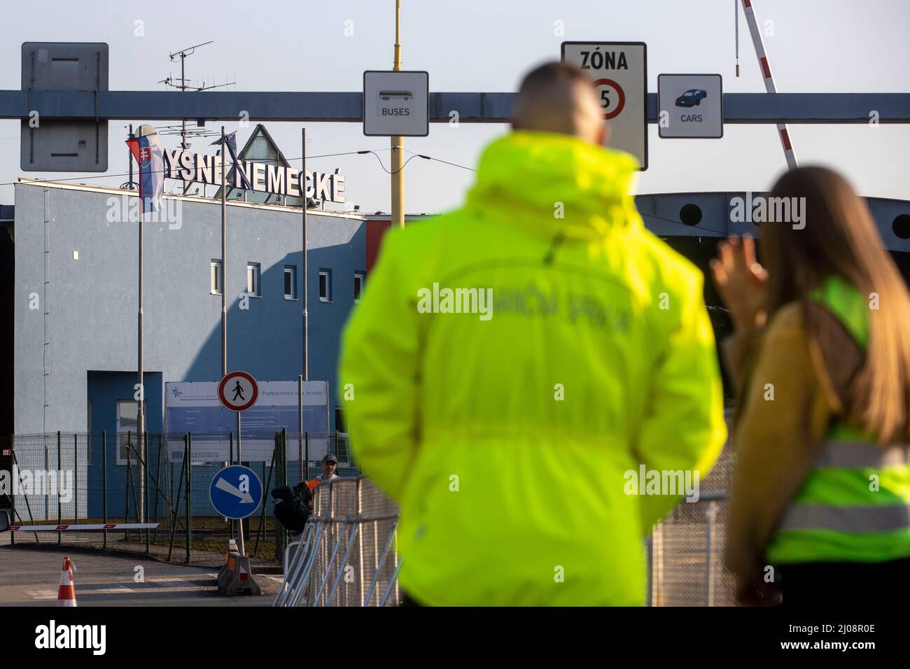Vysne Nemecke, Slovaquie. 17th mars 2022. Deux policiers se trouvent devant le poste frontalier avec l'Ukraine à Vysne Nemecke. Selon les autorités locales, le flux de réfugiés augmente. La ville ukrainienne voisine d'Uzhgorod ne peut plus accueillir de réfugiés. Credit: Christoph Reichwein/dpa/Alay Live News Banque D'Images
