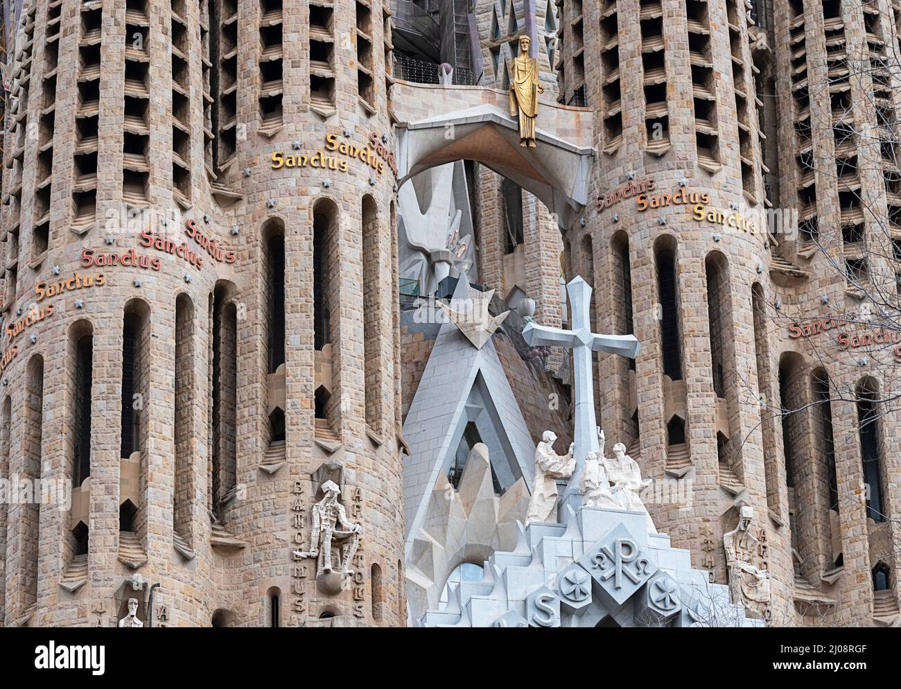 BASILIQUE I TEMPLE EXPIATORI DE LA SAGRADA FAMILIA BARCELONE ESPAGNE STATUES LA CROIX ET LE SANCTUS Banque D'Images