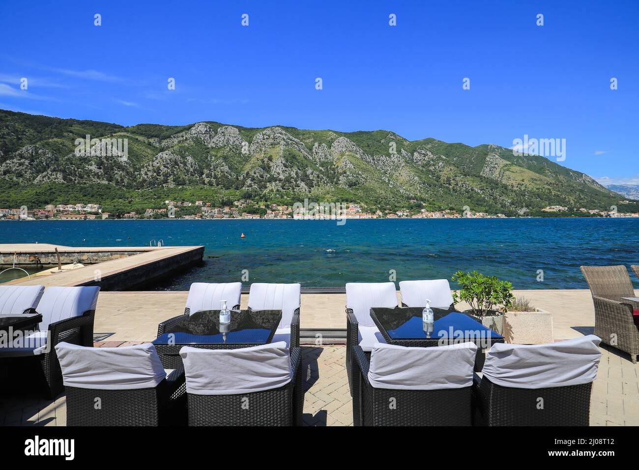 Café extérieur avec vue sur la mer et les montagnes dans la ville de Kotor, au Monténégro Banque D'Images