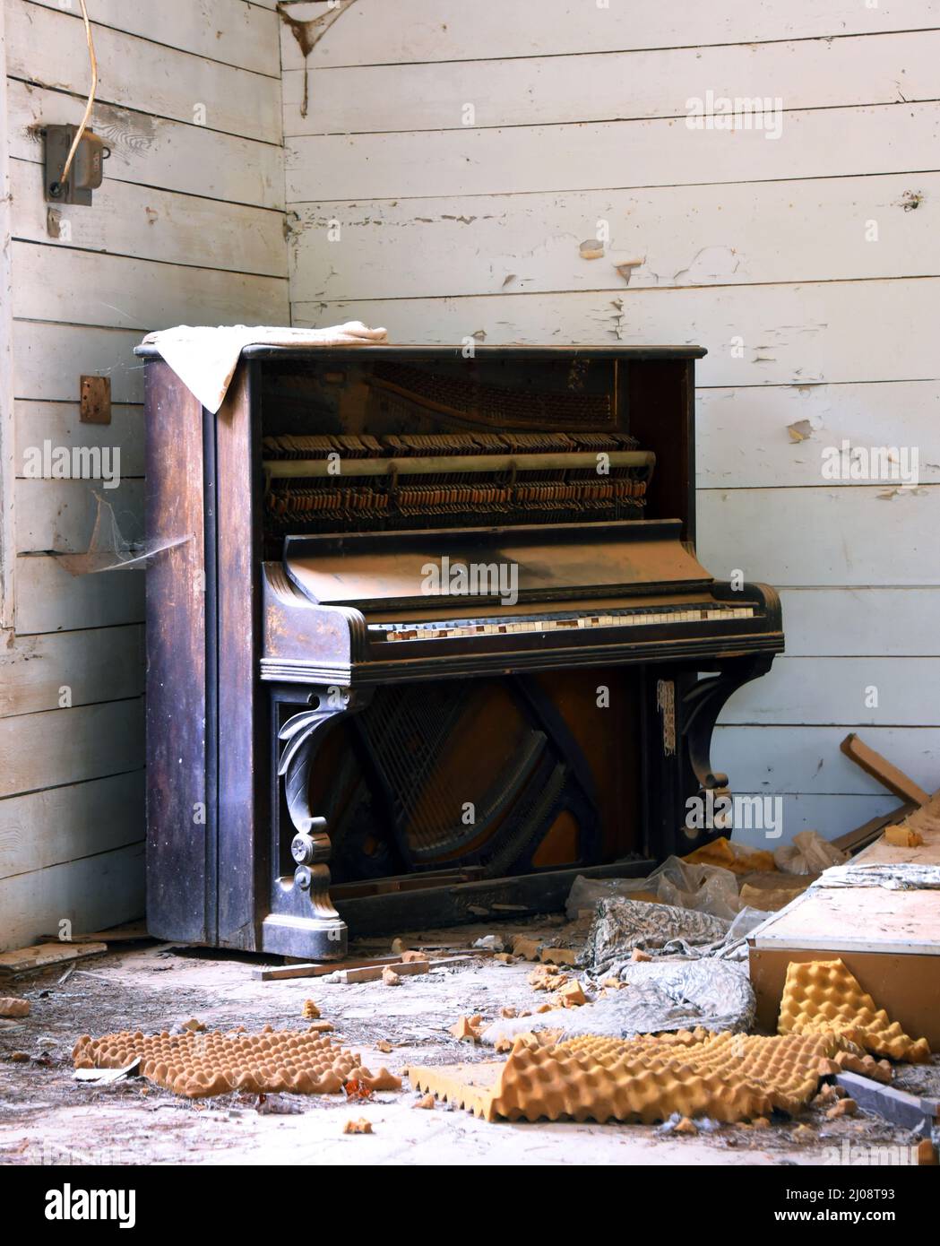 Ancienne église abandonnée avec piano antique couvert de poussière et de toiles d'araignée. Il manque de l'ivoire dans les clés et l'intérieur est ouvert à la détérioration. L'église est vieille Banque D'Images