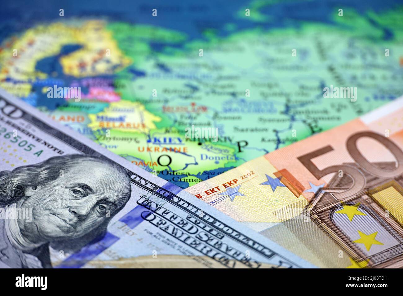 Dollars AMÉRICAINS et billets en euros sur la carte de la Russie et de l'Ukraine. Concept des États-Unis et soutien européen de Kiev Banque D'Images