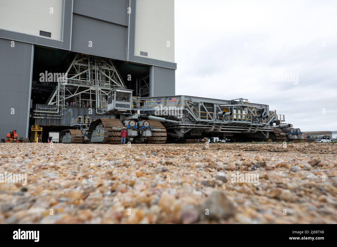 Floride, États-Unis. 17th mars 2022. Les ingénieurs et les techniciens commencent à conduire le véhicule à chenilles 2 à l'intérieur du bâtiment d'assemblage de véhicules du Kennedy Space Center de la NASA, en Floride, le 15 mars 2022. La chenille glissera sous le système de lancement spatial Artemis I (SLS) avec l'engin spatial Orion sur le lanceur mobile et la transportera vers le complexe de lancement 39B pour un test de répétition de la robe humide avant le lancement. Artemis I sera le premier test intégré des engins spatiaux SLS et Orion. Dans les missions ultérieures, la NASA atterrira la première femme et la première personne de couleur sur la surface de la Lune, ouvrant la voie Banque D'Images