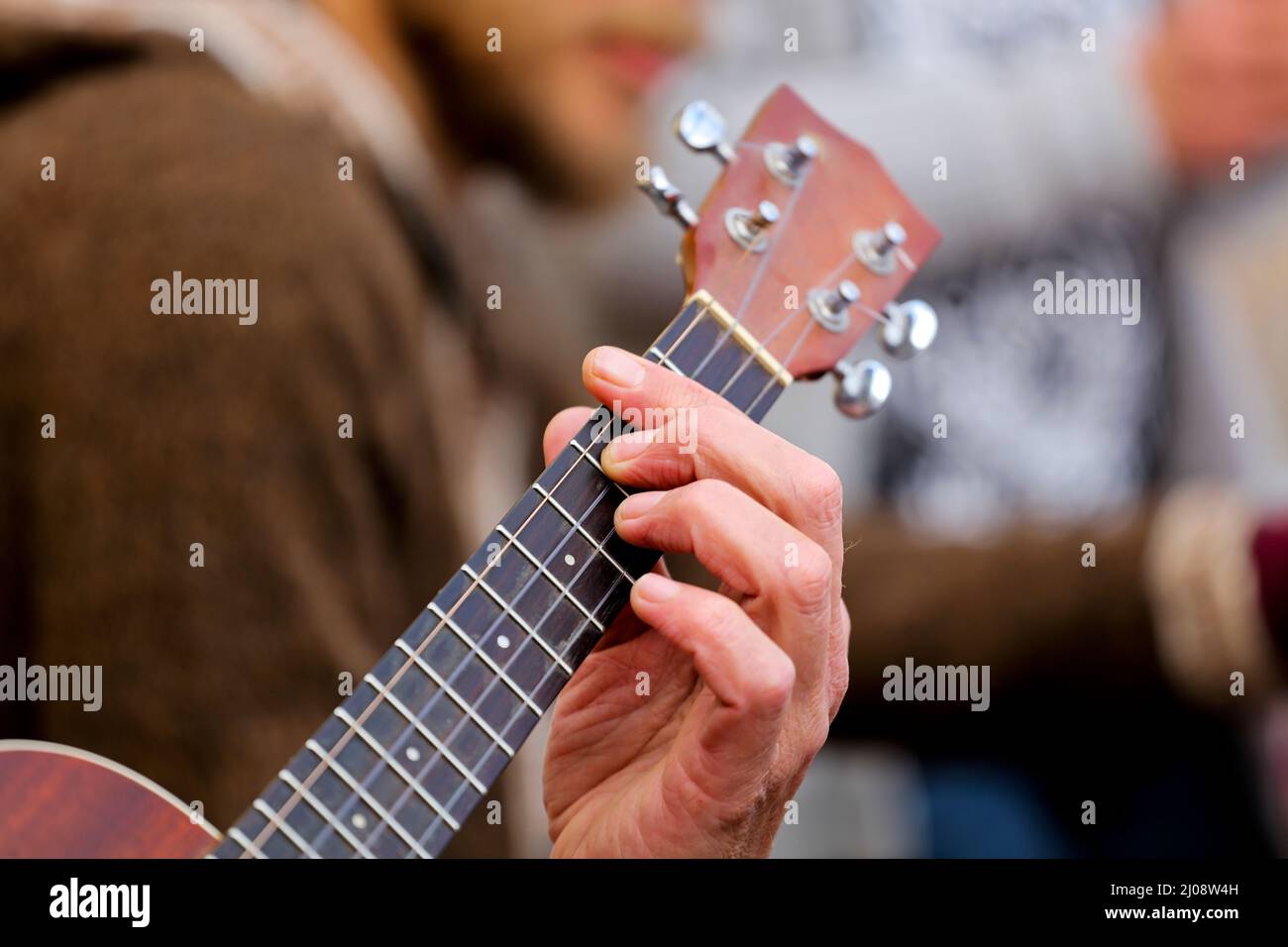 Guitare main de joueur ou main de musicien dans F Major Chord sur la corde  de guitare acoustique en lumière naturelle douce en vue latérale Photo  Stock - Alamy