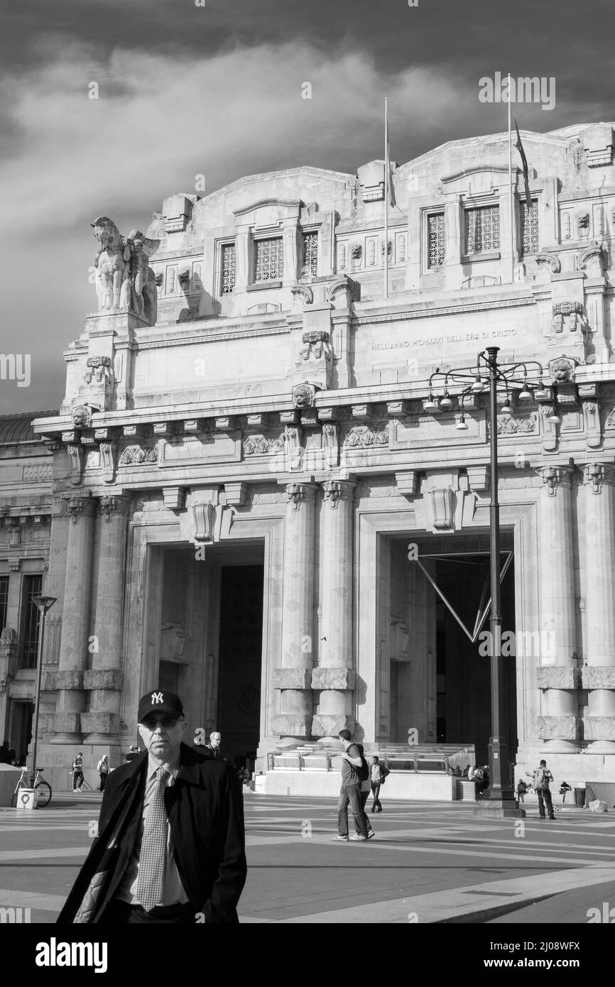 Milan, Italie. 03rd octobre 2019. Un homme d'affaires dans un chapeau New York Yankees sort de la gare centrale de Milan. La gare centrale de Milan est la plus grande gare ferroviaire d'Europe en volume. Il a ouvert en 1931 en remplacement de l'ancienne gare centrale. Elle est considérée comme l'une des plus belles gares du monde. Sa façade est de 200 mètres (660 pi) de large et sa voûte est de 72 mètres (236 pi) de haut (photo par Alexander Pohl/Sipa USA) crédit: SIPA USA/Alay Live News Banque D'Images