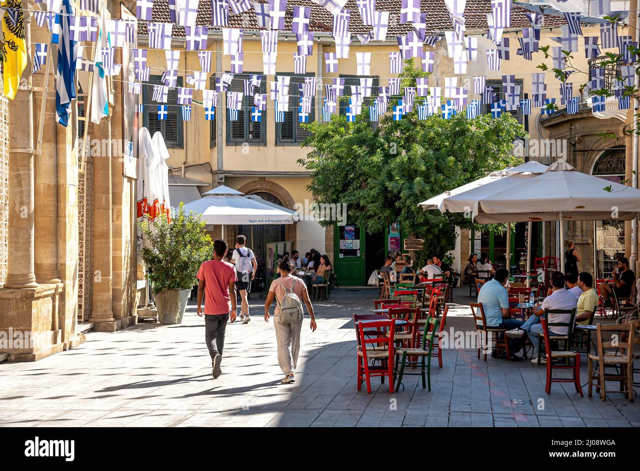 Limassol, Chypre - 09 octobre 2021 : personnes assises dans un café en plein air sur la place Faneromeni dans la vieille ville de Nicosie Banque D'Images