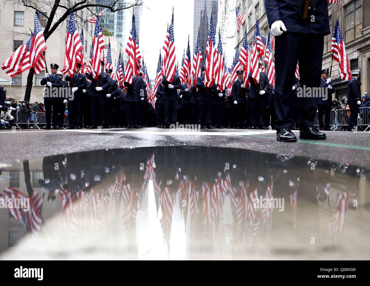 New York, États-Unis. 17th mars 2022. En reconnaissance des deux dernières années, le défilé a tenu un moment de silence à midi devant St Patrick pour marquer le 20th anniversaire de 9/11 et les victimes de la pandémie lors du défilé de la Saint Patrick sur la Cinquième avenue à New York le jeudi 17 mars, 2022. Les participants au défilé se sont retrouvés vers le sud, vers le site du World Trade Center, et les membres des groupes FDNY, NYPD, Port Authority et 69th Regiment ont joué « Taps » et « Amazing Grace ». Photo de John Angelillo/UPI crédit: UPI/Alay Live News Banque D'Images