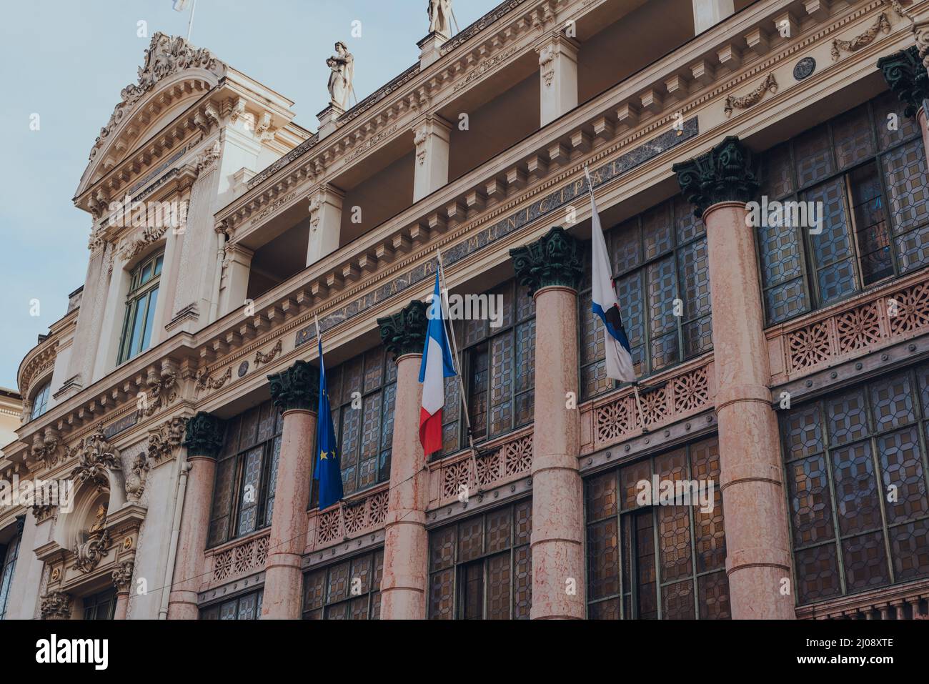 Nice, France - 10 mars 2022 : drapeaux sur le devant de l'Opéra de Nice, le principal lieu de l'opéra de Nice qui abrite le Ballet Méditerranée et le Th Banque D'Images