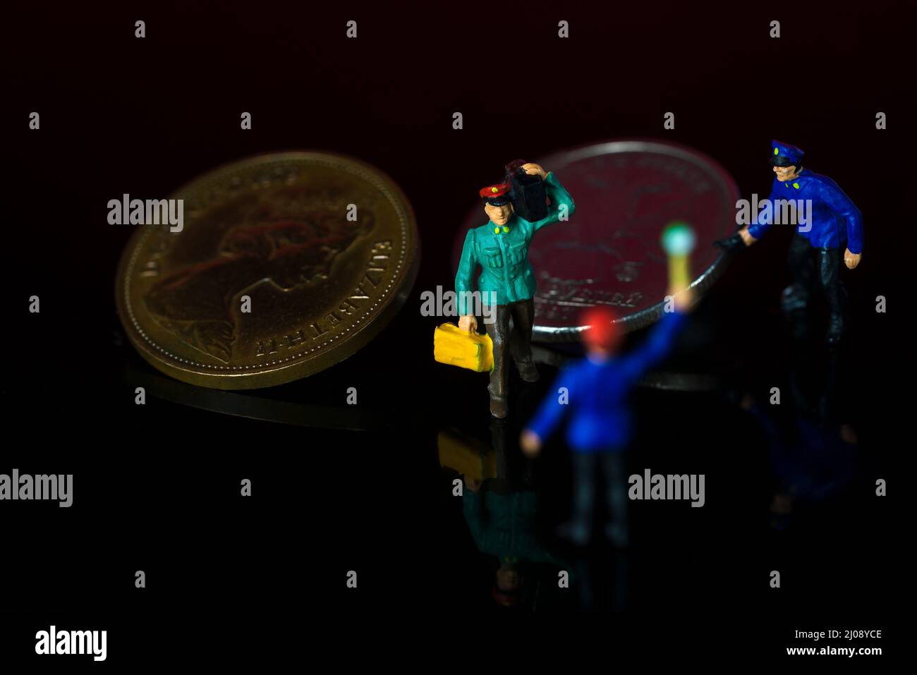 Concept de migration crise économique conflit de guerre. Personnes miniatures. Banque D'Images