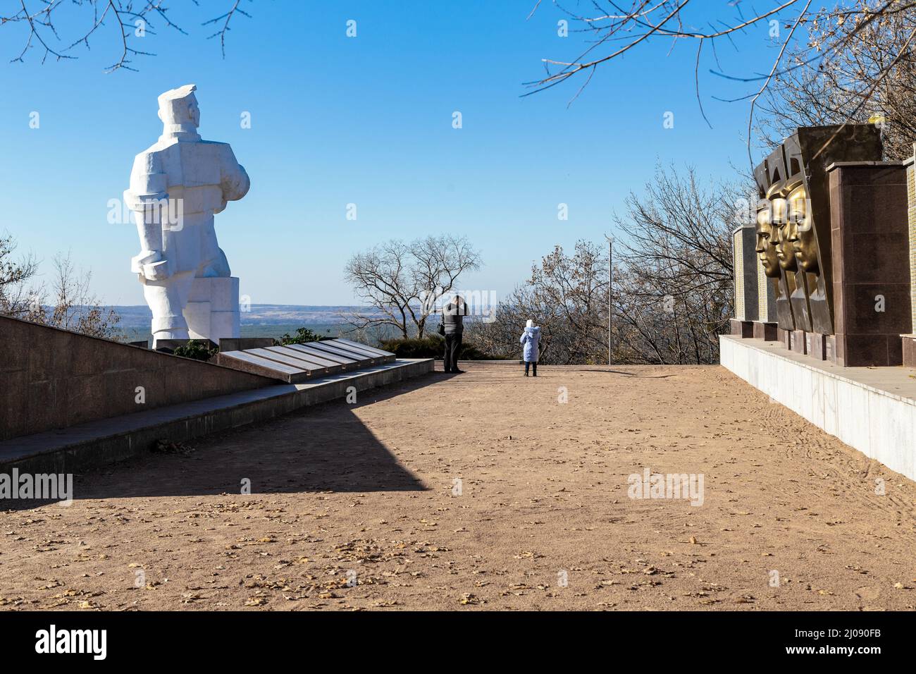 SVYATOGORSK, UKRAINE - 31 OCTOBRE 2021 : il s'agit du Mémorial de la Grande Guerre patriotique et d'un monument à l'Artem révolutionnaire en automne. Banque D'Images