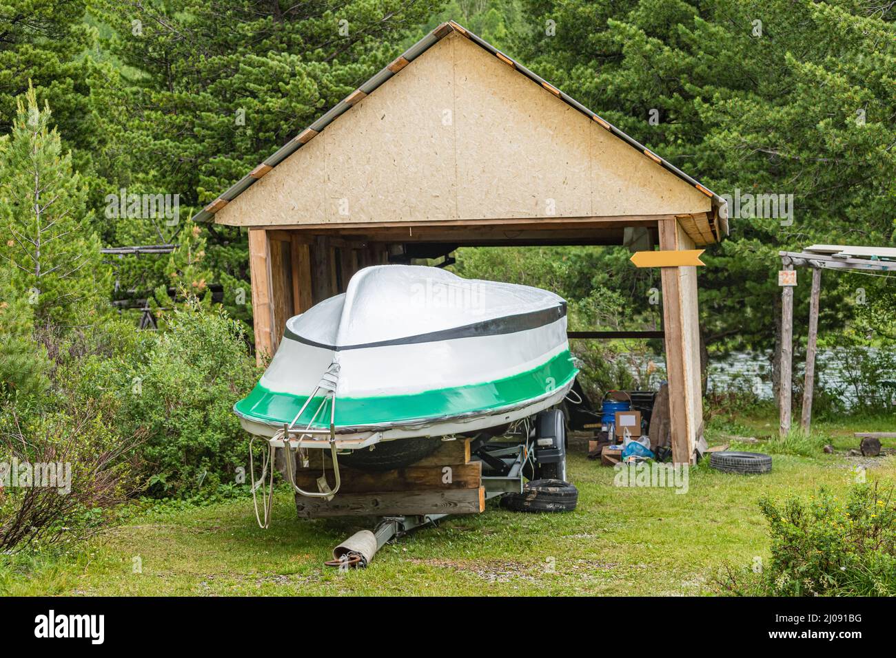 une maison pour un bateau de pêche et des articles ménagers sur la rive du lac Banque D'Images