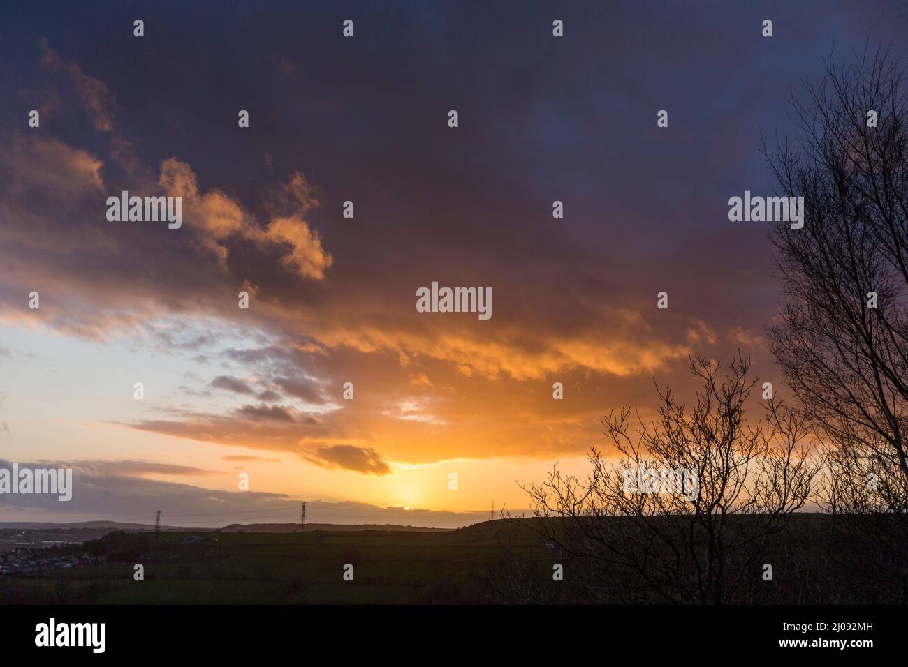 Shibden Valley, West Yorkshire, Royaume-Uni. 17th mars 2022. Météo du Royaume-Uni. Les couchers de soleil sur la vallée de Shibden près de Halifax, Calvaire, West Yorkshire, Royaume-Uni. La vallée est le cadre de la série télévisée Gentleman Jack qui sérialise la vie d'Anne Lister. Crédit : Windmill Images/Alamy Live News Banque D'Images