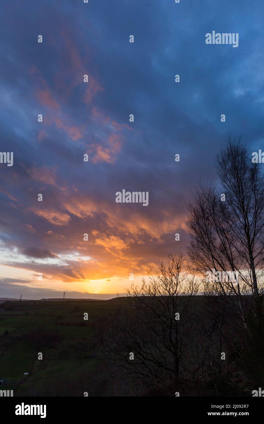 Shibden Valley, West Yorkshire, Royaume-Uni. 17th mars 2022. Météo du Royaume-Uni. Les couchers de soleil sur la vallée de Shibden près de Halifax, Calvaire, West Yorkshire, Royaume-Uni. La vallée est le cadre de la série télévisée Gentleman Jack qui sérialise la vie d'Anne Lister. Crédit : Windmill Images/Alamy Live News Banque D'Images