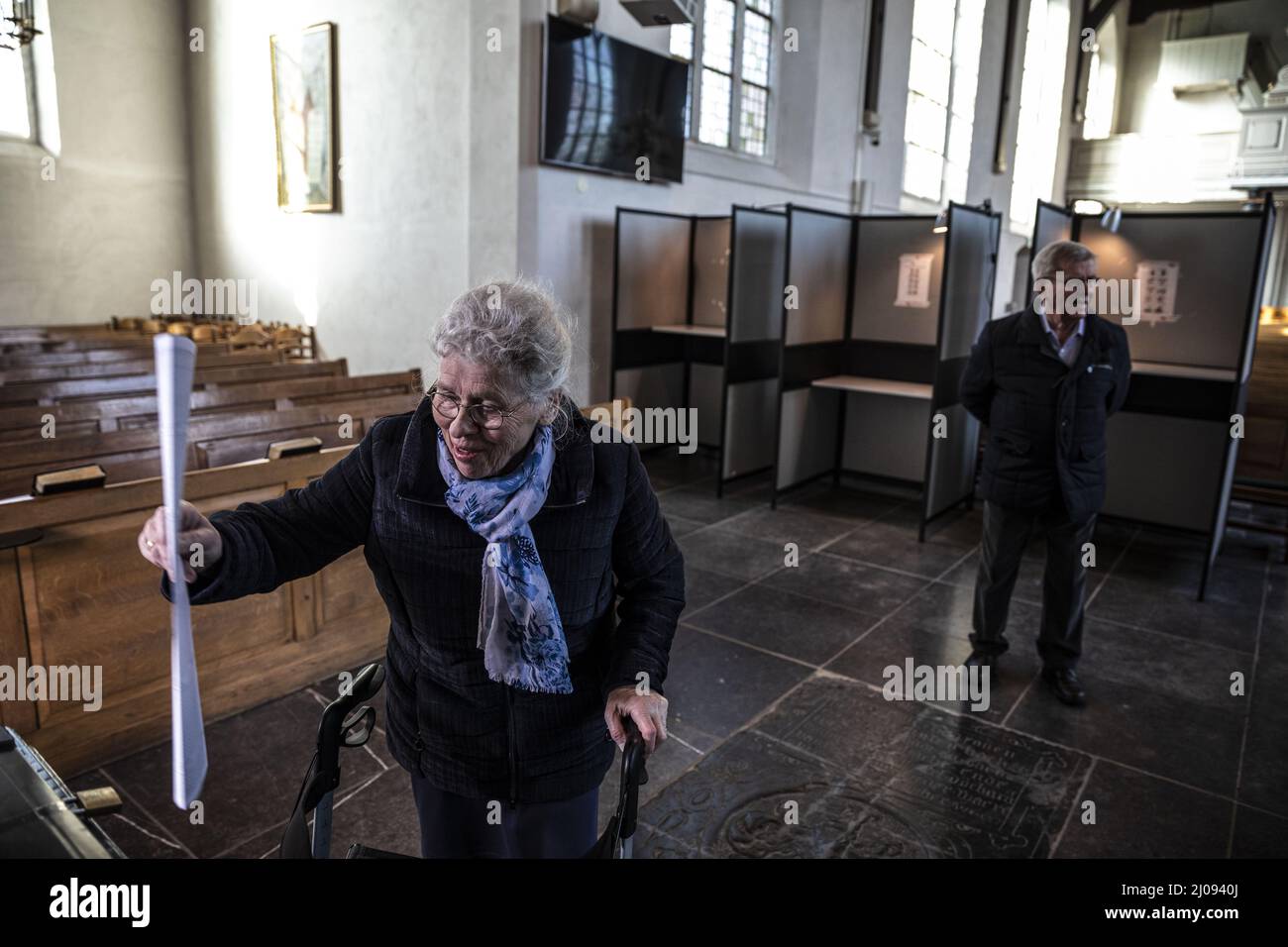 Bergambacht, Nederland, 2022-03-16. De gemeenteraadsverkiezingen in Bergambacht. Van 07,30 tot 21,00 kan er gestemd worden in de Laurentiuskerk in Bergambacht. ANP / Hoopette Hollandse / Remco Koers Banque D'Images