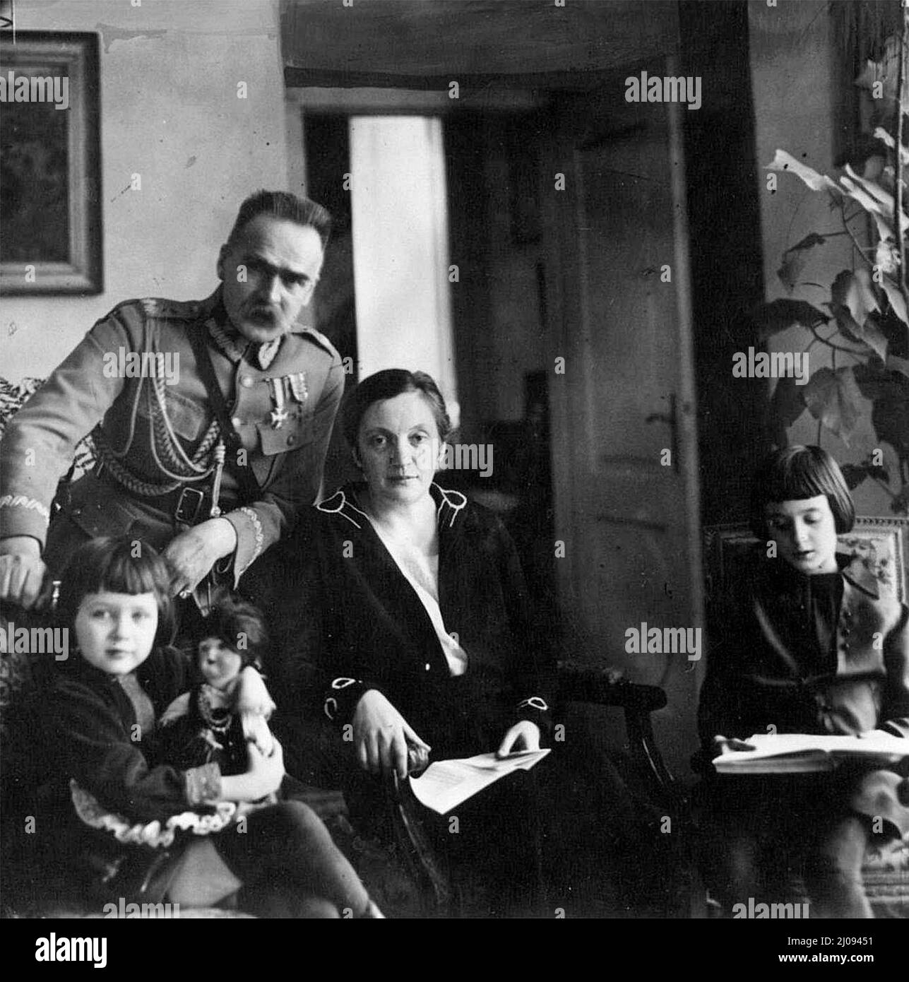 Aleksandra Pilsudska, deuxième épouse de Marshall Jozef Pilsudski, avec mari et filles: Wanda et Jagoda (dans une des chambres de la villa Milusin dans la ville de SULEJÓWEK près de Varsovie, Pologne) - 1928 Banque D'Images