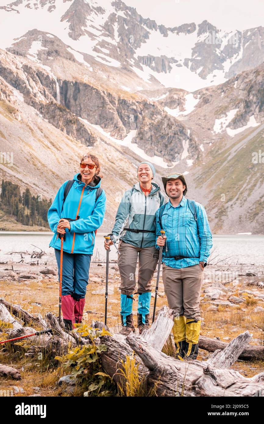Un groupe d'amis bénéficient d'une vue imprenable sur un lac de montagne idyllique dans un parc naturel du pays nordique Banque D'Images
