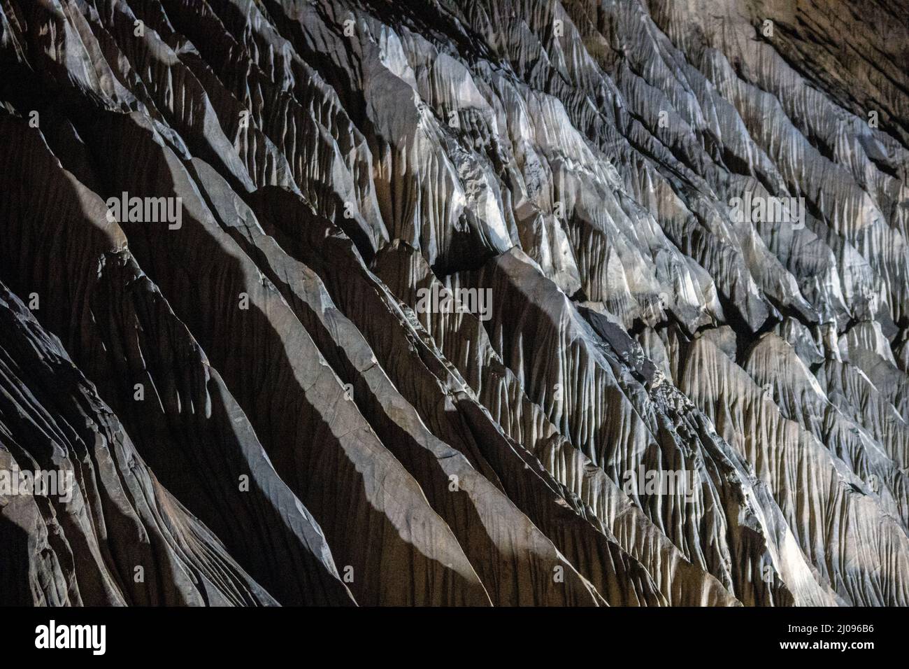 Royaume-Uni, Angleterre, Somerset, grottes de Wookey Hole. Rillenkarren ou le buting causé par l'eau qui coule au-dessus de la roche calcaire dans la grotte 20. Banque D'Images