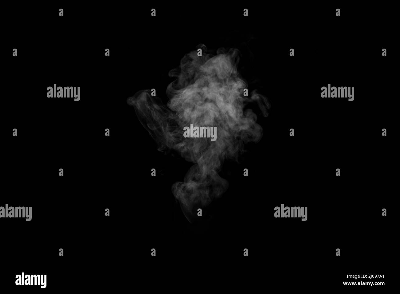 Tourbillons, fumée tourbillonnante, vapeur, isolés sur un fond noir pour se superposer à vos photos. Fragment de vapeur verticale. Arrière-plan abstrait fumé, Banque D'Images